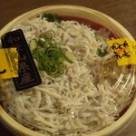 とれとれ市場 鮮魚コーナー - しらす丼