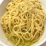 ガストロノミア ヨシ - ペペロンチーノ・スパゲティ（２人前）オリーブオイルの海に泳ぐニンニクのパンチがめちゃウマし♪