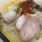 Menya Bifuu - 付け合わせの鶏チャーシュー、鶏団子がすごく美味しい