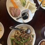 天府酒家 - 北京ダック風と青椒肉絲