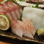 とさ - 刺身盛合せ(カンパチ、イカ、チイキ(ヒメダイ))。