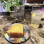 考尺°PINQ - オリーブオイルのケーキと酵素シロップレモンソーダ