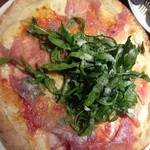 俺のイタリアン GINZA - 生ハムとルッコラのピザ