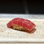 鮨 西崎 - 赤身。
      この時期はボストン。近海の爽やかな夏鮪も好きですが、こちらもまた良さがあります。