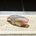 鮨 西崎 - 鰯。
      ちょっと記憶にないぐらいに、トロリと脂乗りのいい鰯♪それも嫌味のない美味しい旨味。
      シャリとこんなに相性のいいネタも、そうそうないんじゃ？(^^)
      最高！