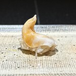 鮨 西崎 - 【追加】イシガキ貝。
      これ、ホントに最高！！勝手に唸っちゃう。
      なんという香り高さ、食感、旨味！