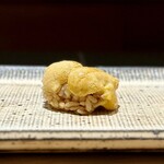 鮨 西崎 - むらさき（たぶん三陸）。
      爽やかで気品ある雲丹ですねぇ。美味しい！