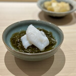 鮨 西崎 - 岩海蘊と蛸の酢の物。
      岩海蘊のシャキシャキした食感、たまりません(^^)
      たこも柔らかくて美味しいし、いきなりインパクトのある一皿！