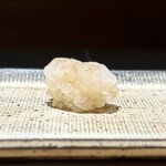 鮨 西崎 - 白海老。
      シャリとネタとの境目が分からないほどの一体感は、そのまま味わいにも♪
      甘さは美味しさ。これまた見事な一カンです。