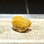 鮨 西崎 - 【追加】むらさき（たぶん北海道）。
      こちらは産地違いの紫雲丹。これまた、香りが立ってますね！幾分甘みとコクが、こちらの方が豊かでしょうか。
      素晴らしいなぁ。