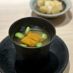 鮨 西崎 - 枝豆と雲丹の養老蒸し。
      ふくよかな美味しさで胃袋を温めてくれます。