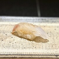 鮨 西崎 - コチ。
                    独特の身の締まりが魅力ですよね。じんわりと滲み出す旨味が好きです。