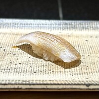 鮨 西崎 - この日一番の衝撃は、この酢〆の鱚！！
                      皮目の旨味、食感、シャリとの相性。目の醒めるような美味しさです！
                      ああ、また食べたい(^^)