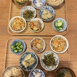 でめてる - 手前のお盆の右上がシリシリ、中央左がこんにゃくの天ぷら