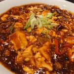 Saifukurou - 麻婆豆腐。辛くして、は通じた。花山椒かたっぷり。しかもホールのまま(粉になってないってこと)慣れてるからガリガリ噛み潰す。唐辛子もたっぷり。でも、足りずにラー油かけた。