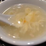 菜福楼 - 玉子スープ、醤油を足した。なんで大陸のお店さん薄味なんだろ？ヴェトナムと同じ(テーブルの上で好きな味に調整)なのかなぁ？と最近考えるようになった。では好きに足してやろう♪