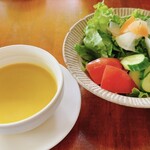 シェフズキッチン ナカムラ - カボチャの冷製スープとサラダ（セルフサービス）