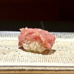 鮨 西崎 - 中落ち。
      う〜ん♪無理に中トロの握りをいただくよりも、甘さが充実していていいかも。美味しい。