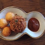 隠れ家カフェ 晴耕雨読 - コロコロポテト(3個) 220円＋メンチカツ 180円