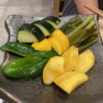 魚と酒 はなたれ - 季節野菜の自家製漬物…鎌倉野菜らしい