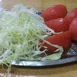 丸大ホール - 冷やしトマト　キャベツがてんこ盛りでトマトサラダ状態