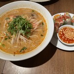 バーン・イサーン - トムヤムクンラーメンと生春巻き