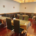 三栗 - すっきりしたテーブル席