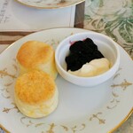 紅茶専門店 Tea Room Wisteria - スコーン(税込￥680)紅茶をポットにすると￥100引き