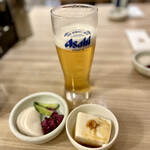 とん久 - ビールを頼むとつまみとして冷奴が出てくる、付け合わせの漬物と一緒に、とんかつが出来上がるのを待つべし！