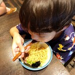 櫻井中華そば店 - 麺をガツガツ食べる我が子