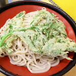 武蔵野 伝統の味 涼太郎 - サラダ春菊天。うどんの上に乗ってくるとは思わなかった。別皿の方がよいかもね