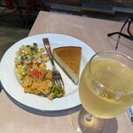 THE NUTS EXCHANGE - デリ２種とヴィーガンチーズケーキ、白ワイン