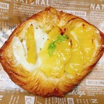 ベーカリーズキッチン オハナ - 料理写真:北海道ヨーグルトデニッシュ・パイナップル