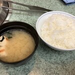 のむらや - 味噌汁と米。