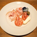 スガハラ - プロシュート コット + フェンネルシード入りサラミ + ナポリサラミ + タレッジョチーズ + 薄皮なす 漬物 + 小桃の酢漬け