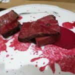 神保町 傳 - 北海道産のミスジと赤蒟蒻　　ビーツのソース