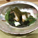 神保町 傳 - 蒸しアワビの肝と海苔のソース　海葡萄乗せ