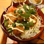 ごはん屋 四季菜 - ◯唐揚げ丼
            これは日替わりで替わってそうな気がする。
            
            ご飯の上には刻みキャベツと唐揚げが載ってて
            甘みある醤油ダレが控えめに掛けられ
            刻みネギとマヨネーズも加えられていた。