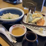 さぬきうどん誠屋 - ぶっかけうどん（温）+野菜天盛り合わせ￥830（税別）
