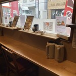 さぬきうどん誠屋 - 窓際のカウンター席