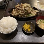 Jidori Yaki Kagari Bi - 牛バラ鉄板焼（ご飯普通）　８８０円