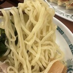 Hidakaya - 麺は平たい太麺でもっちりした食感です。