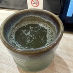213464302 - 緑茶はとても熱々です。