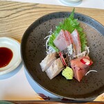 五色 - 向付　千葉県産 平政、バチ鮪 中トロ、福岡県産 鰆
　　　お造り三種