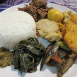 Warung Berkah Jaya - キャッサバの葉などいろんなおかずの盛り合わせ