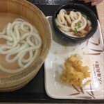 Marugame Seimen - 釜揚げうどんと野菜かき揚げ