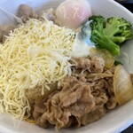 Yoshinoya - チーズ牛サラダ
                        牛丼のアタマ、鶏肉、ブロッコリー、温玉、細かいチーズがミックスキャベツにトッピングされていました