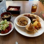 Lake View Dining Biona - 食べ放題は90分間のビュッフェスタイル。様々な種類の料理がふんだんに取り揃えられている。寿司、もつ鍋、サラダ盛り合わせ、リゾット、鶏のソテー、ハンバーガー、ミニオムライス、ローストビーフ。非常に多い。