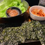 焼肉ホルモン 牛龍 - サンチュ、キムチ、韓国海苔