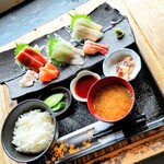 光る海 - 刺身定食